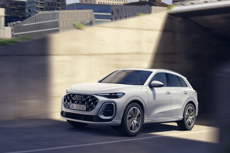 Tâm điểm trong đợt nâng cấp lần này nằm ở hệ thống truyền động mới. Audi Q5 PHEV tiêu chuẩn được trang bị động cơ xăng 2.0L TFSI kết hợp cùng mô-tơ điện tích hợp trong hộp số ly hợp kép 7 cấp và bộ pin lithium-ion dung lượng 25,9 kWh.