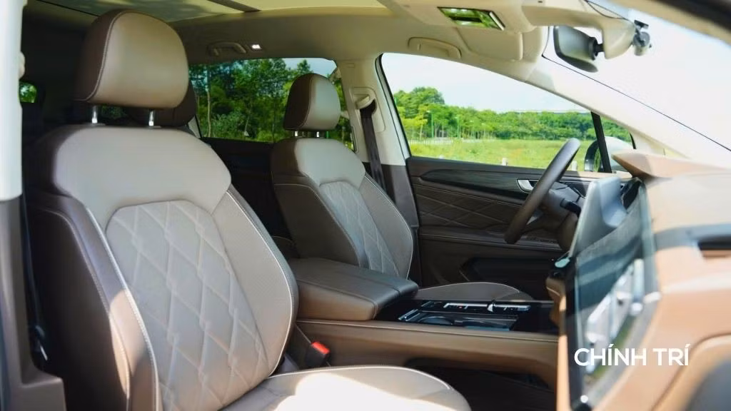 Ghế da thật, ốp gỗ vân nổi, nhựa mềm hay các chi tiết mạ satin đều được hoàn thiện chắc chắn. Mỗi nút bấm, cần số, tay nắm cửa… đều cho cảm giác chạm vào rất đã tay, đúng với tinh thần một mẫu xe sang châu Âu. Về trang bị nội thất, Viloran không “chạy đua số lượng”, mà chọn lọc kỹ lưỡng những tiện nghi cần thiết cho trải nghiệm người dùng. Ghế lái và ghế phụ chỉnh điện có nhớ vị trí.