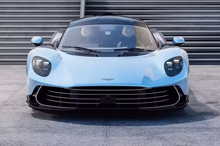 Cách đây 1 tuần, tin tức về việc ông Đặng Lê Nguyên Vũ bị đại lý Aston Martin Việt Nam trả lại tiền đặt cọc mua siêu xe Aston Martin Valhalla đã nhận được sự quan tâm đặc biệt của giới mê xe, cũng như cộng đồng mạng và các dân chơi xe.