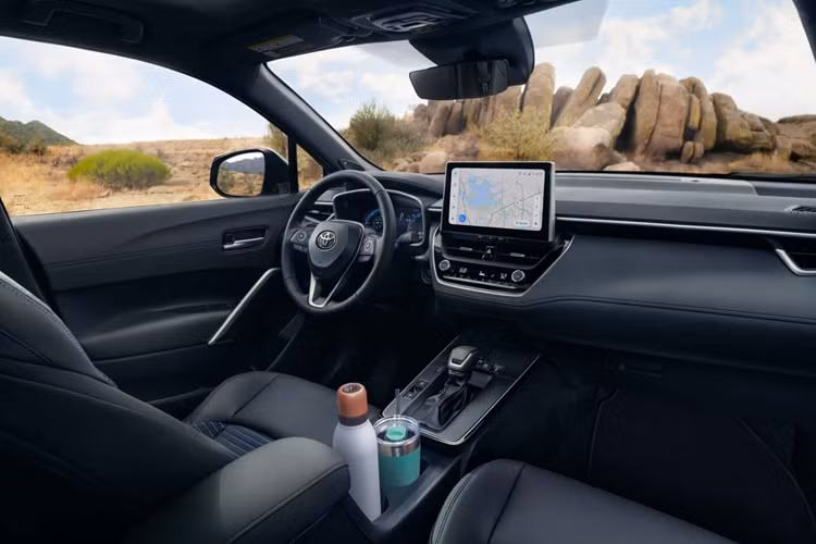 Trong khi phiên bản hybrid cũng có 3 cấu hình tùy chọn, bao gồm: S, SE và XSE. Điểm mới của phiên bản 2026 còn đến từ tùy chọn màu sơn ngoại thất xanh Cavalry Blue. Màu này sẽ là tùy chọn có sẵn trên các phiên bản LE, XLE, SE và XSE, và có thể kết hợp 2 tông màu với màu Jet Black trên các bản hybrid.