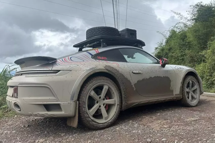 Trong hành trình từ Trung Quốc trở về Việt Nam, chủ nhân chiếc xe Porsche 911 Dakar đã có 1 chặng đường đáng nhớ khi ở địa phận nước bạn Lào, con đường quá xấu, kèm theo đó là xe tải lớn di chuyển nhiều khiến anh phải xào tay lái liên tục.