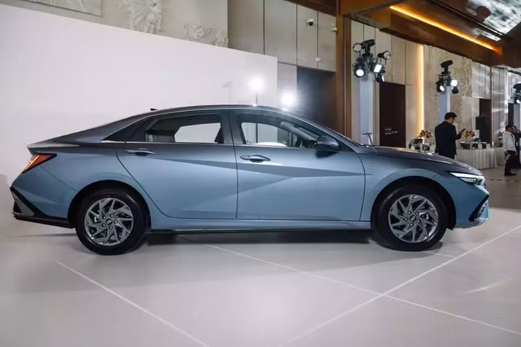 Hyundai đã vắng bóng trong phân khúc sedan hạng C tại thị trường Philippines một thời gian dài, nhường lại toàn bộ thị phần tiềm năng cho Honda Civic và Toyota Corolla Altis. Dù có Elantra N, nhưng mẫu xe này thuộc phân khúc hoàn toàn khác nên không được tính.