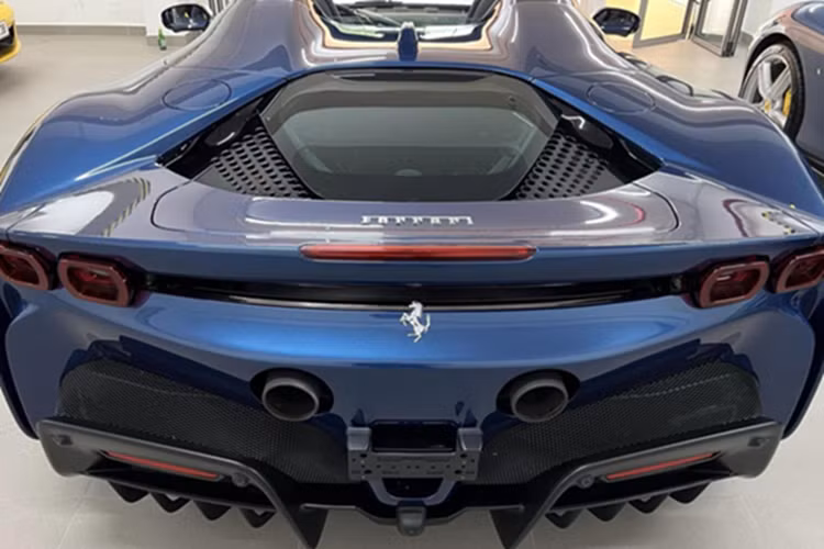 Siêu xe mui trần Ferrari SF90 Spider được trang bị động cơ V8, dung tích 4.0 lít, tăng áp kép với 3 mô tơ điện cho ra công suất tối đa 986 mã lực.