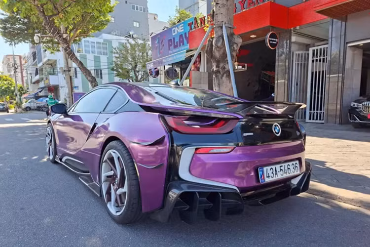 Một trong số này có chiếc xe thể thao BMW i8 đến từ Đà Nẵng, chủ nhân đã trang bị bộ bodykit của Darwin PRo mang mã BZK Carbon Fiber Aero. Bộ body kit này thay đổi mạnh mẽ phần đầu xe với cản va trước mới có cánh lướt gió thể thao.