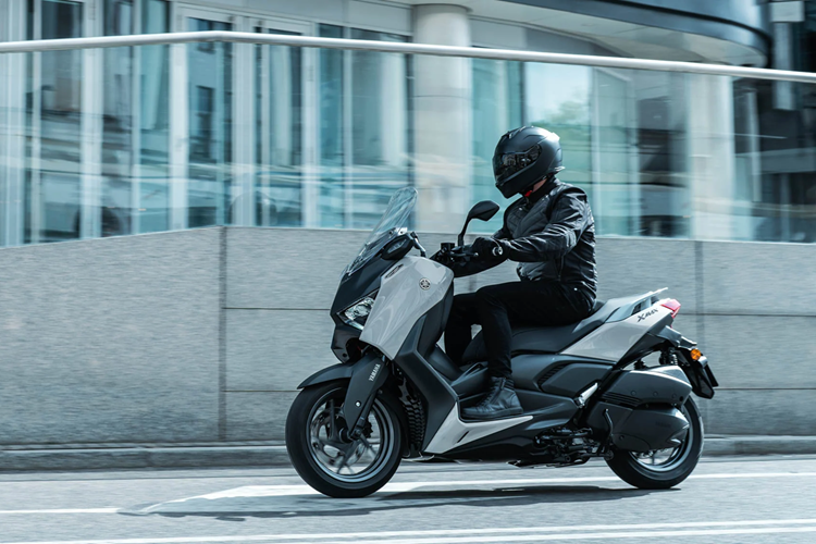 Khi người dùng trong nước ngày càng đề cao sự tiện nghi, phong cách thể thao và khả năng vận hành linh hoạt, các mẫu maxi-scooter như XMAX 300 đang dần trở thành lựa chọn thay thế cho mô tô cỡ trung hoặc xe tay ga phổ thông cao cấp. Tại thị trường Việt Nam, Yamaha XMAX 300 2025 sẽ phải cạnh tranh gay gắt với "người đồng hương là Honda SH350i.