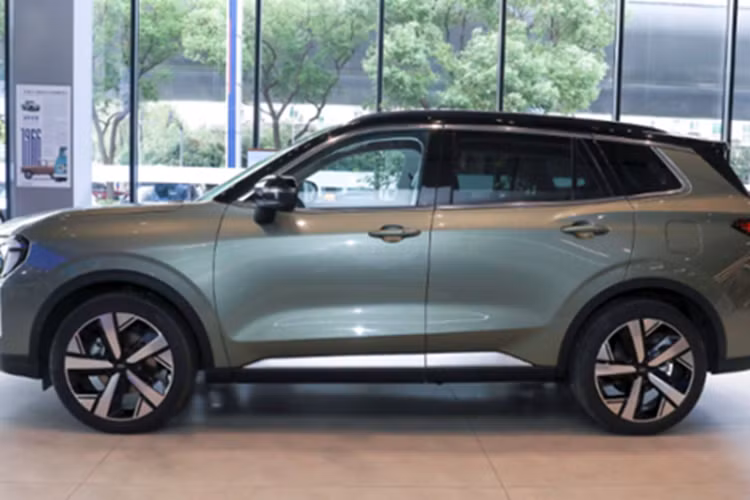 Chưa hết, Ford Territory ở Trung Quốc còn có camera 360 độ với công nghệ "nắp ca-pô trong suốt". Công nghệ này cho phép người lái quan sát cả bên dưới gầm xe. Động cơ của Ford Territory mới tại Việt Nam nhiều khả năng không có gì mới.