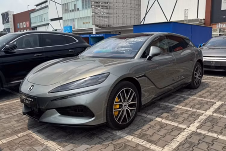 Xe có kích thước dài x rộng x cao lần lượt là 5.180 x 1.990 x 1.500 mm và chiều dài cơ sở đạt 3.125 mm. Với thông số này, Z9GT vượt trội cả về chiều dài và bề ngang so với Porsche Taycan Sport Turismo - một trong những đối thủ trực tiếp mà mẫu xe điện Trung Quốc này hướng tới.