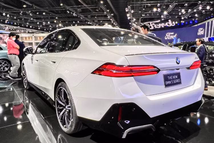 Trong khi đó, bản 520i tại thị trường châu Âu lại được trang bị máy 2.0L mild hybrid, công suất 205 mã lực, mô-men xoắn 330 Nm. Bản 530i được trang bị động cơ 2.0L mild hybrid, công suất 255 mã lực, mô-men xoắn 400 Nm. Nhiều khả năng hai bản 520i và 530i sẽ được bán tại Việt Nam.