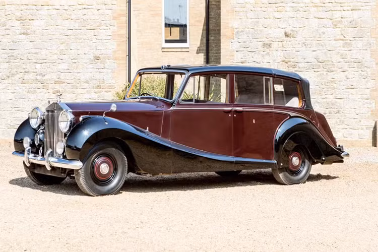 Phantom IV tiếp tục truyền thống xe sang cỡ lớn thời trước chiến tranh, trong khi các mẫu xe khác của Rolls-Royce chuyển sang khung gầm nhỏ hơn và chiều dài cơ sở ngắn hơn, như Silver Wraith.