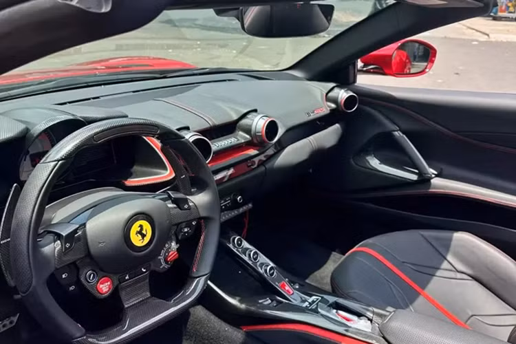 Siêu xe mui trần Ferrari 812 GTS thứ 2 về Việt Nam đang được chào bán hơn 21 tỷ đồng có thể xem là một ân huệ mà hãng xe Ý dành cho các khách hàng của họ. Trên các phiên bản cao cấp trước đó như Ferrari 599 GTB hay Ferrari F12 Berlinetta đều không có phiên bản mui trần sản xuất thương mại.