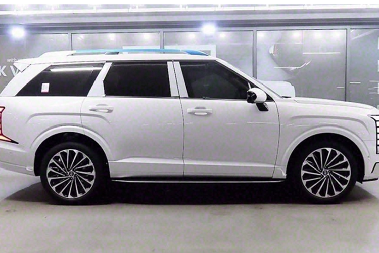 Kích thước xe cũng được mở rộng, với chiều dài tổng thể tăng thêm 63,5 mm và trục cơ sở kéo dài 68,5 mm, góp phần gia tăng không gian nội thất và cải thiện trải nghiệm hành khách. Khoang cabin của Palisade 2026 tiếp tục khẳng định vị thế trong phân khúc với thiết kế ba hàng ghế rộng rãi và cao cấp.