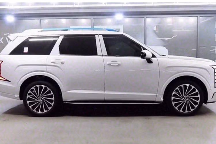 Kích thước xe cũng được mở rộng, với chiều dài tổng thể tăng thêm 63,5 mm và trục cơ sở kéo dài 68,5 mm, góp phần gia tăng không gian nội thất và cải thiện trải nghiệm hành khách. Khoang cabin của Palisade 2026 tiếp tục khẳng định vị thế trong phân khúc với thiết kế ba hàng ghế rộng rãi và cao cấp.