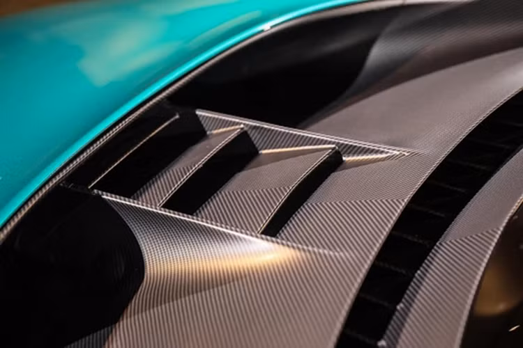 Như vậy dù đã chấp nhận giá bán gần 100 tỷ đồng, đã cọc 1 số tiền không nhỏ cho đại lý Aston Martin Việt Nam và chờ đợi trong 3 năm qua, cuối cùng ông Đặng Lê Nguyên Vũ không thể sở hữu được chiếc siêu xe đắt đỏ Valhalla do Aston Martin không thể giao xe.