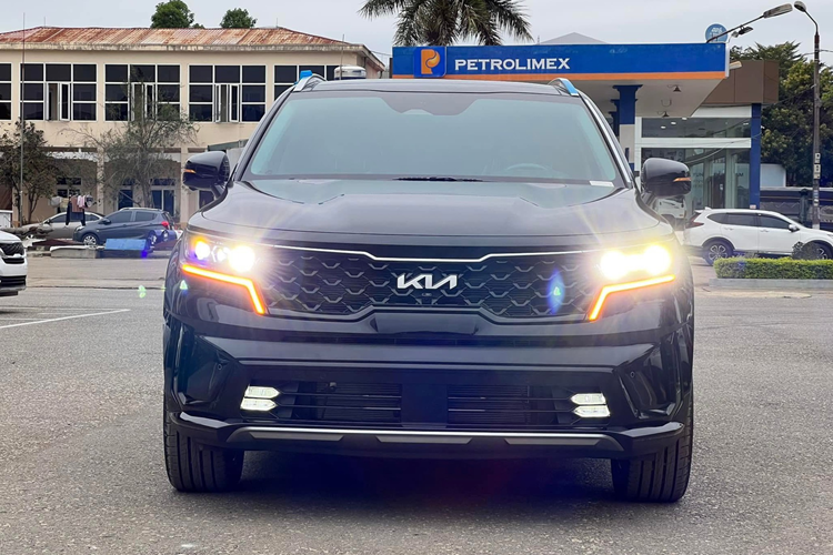 Tương tự Carens, mẫu MPV cỡ lớn Kia Carnival cũng được hãng áp dụng chương trình giảm giá. Tuy nhiên, chỉ có phiên bản hybrid của mẫu xe này được ưu đãi 50 triệu đồng, xuống còn 1,799 tỷ đồng. Trong khi đó, các phiên bản máy dầu của xe được tặng 1 năm bảo hiểm vật chất.