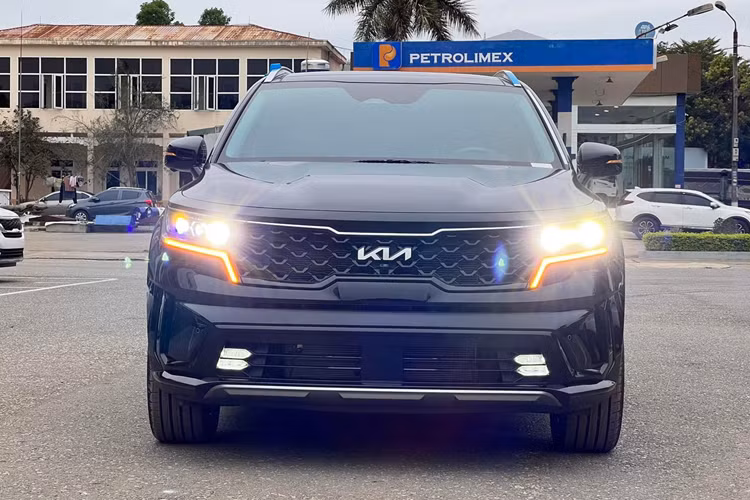 Tương tự Carens, mẫu MPV cỡ lớn Kia Carnival cũng được hãng áp dụng chương trình giảm giá. Tuy nhiên, chỉ có phiên bản hybrid của mẫu xe này được ưu đãi 50 triệu đồng, xuống còn 1,799 tỷ đồng. Trong khi đó, các phiên bản máy dầu của xe được tặng 1 năm bảo hiểm vật chất.