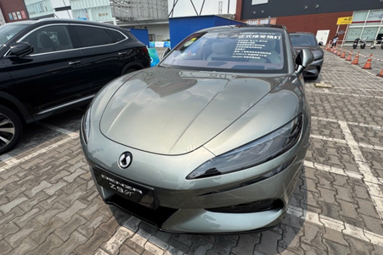 Về thiết kế, phần đầu xe Denza Z9GT nổi bật với cụm đèn LED kép trải ngang, kết hợp các đường cắt xẻ mạnh mẽ chạy dọc thân xe, tạo nên diện mạo thể thao và hiện đại.