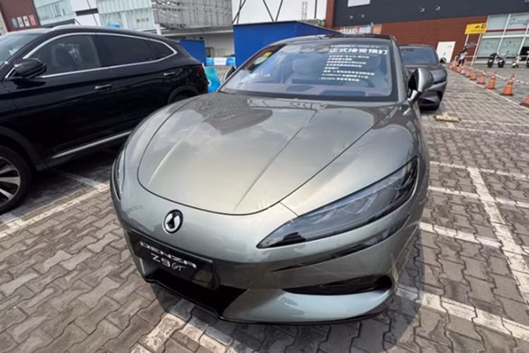 Về thiết kế, phần đầu xe Denza Z9GT nổi bật với cụm đèn LED kép trải ngang, kết hợp các đường cắt xẻ mạnh mẽ chạy dọc thân xe, tạo nên diện mạo thể thao và hiện đại.