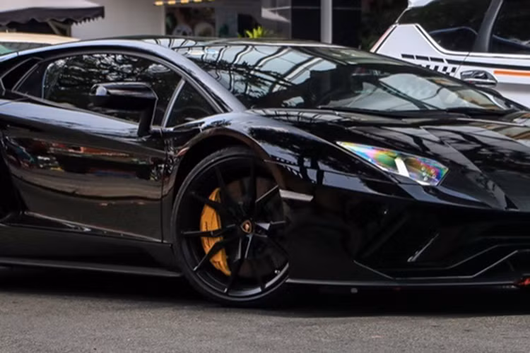 Chiếc xe này mang ngoại thất màu đen bóng, khác biệt hoàn toàn với màu đen nhám của chiếc Lamborghini Aventador S LP740-4 từng xuất hiện tại cảng Hải Phòng vào đầu năm 2020, và hiện đã bị tái xuất sang nước thứ 3 từ rất lâu. Ngoại hình xe còn có điểm nhấn với bộ mâm sơn đồng màu ngoại thất, kẹp phanh màu vàng tạo điểm nhấn.