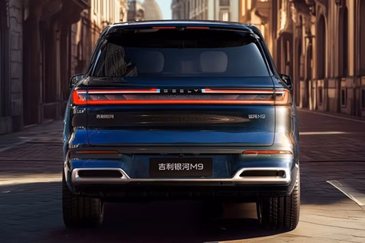 Dù chưa công bố thông số chi tiết, nhiều khả năng M9 sẽ chia sẻ cấu hình với Lynk &amp; Co 900, bao gồm động cơ xăng tăng áp 1.5L (190 mã lực/300 Nm) hoặc 2.0L (254 mã lực/350 Nm), kết hợp với mô-tơ điện trước 218 mã lực/350 Nm và mô-tơ điện sau 313 mã lực/350 Nm. Phiên bản ba mô-tơ mạnh nhất có thể đạt công suất sau lên đến 462 mã lực và 560 Nm.