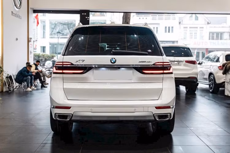 Với mức ưu đãi lên tới vài trăm triệu đồng, nhiều khách hàng không khỏi bất ngờ khi giá trị ưu đãi của BMW X7 hiện nay có thể tương đương hoặc vượt qua giá bán của một số mẫu xe phổ thông đang bán chạy trên thị trường.