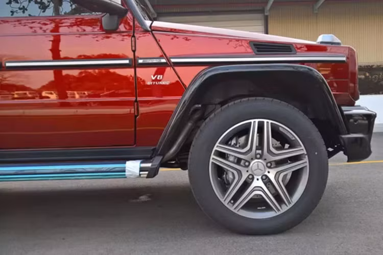 Lý do được anh đưa ra cho việc nói bớt giá trị màu sơn chiếc xe Mercedes-Benz G63 AMG Crazy Color Edition này là do không ai tin 1 khách hàng mua xe sẽ chi hơn 1 tỷ đồng cho màu sơn đỏ cà chua này.