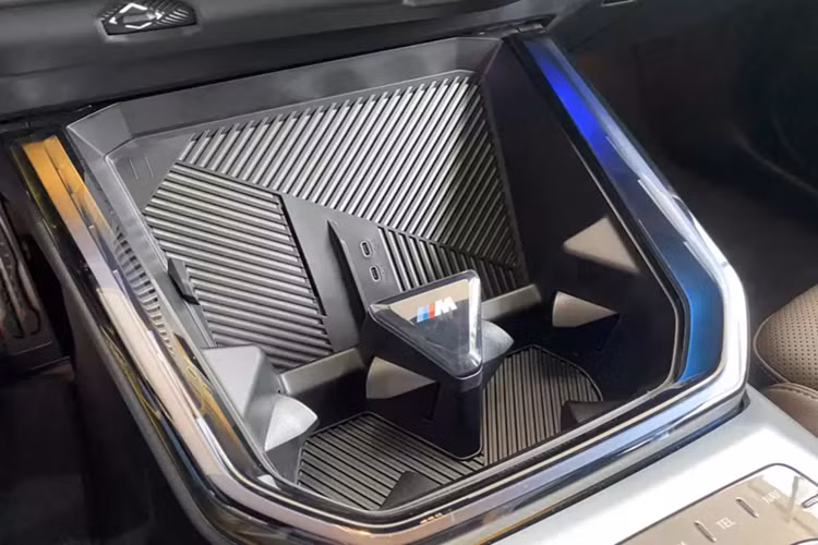 Khoang nội thất trang bị tiêu chuẩn gói BMW Live Cockpit Professional, bao gồm màn hình hiển thị thông tin trên kính chắn gió (BMW Head-Up Display) và tính năng xem tăng cường (Augmented View) hiển thị trực tiếp trên trên màn hình điều khiển trung tâm, hỗ trợ người lái quan sát dễ dàng và trực quan hơn trong quá trình vận hành.