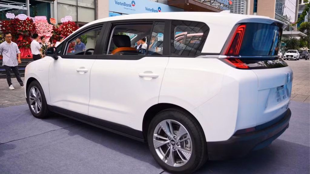 Bestune NAT là mẫu MPV thuần điện thuộc phân khúc B, phát triển trên nền tảng FME của tập đoàn FAW (Trung Quốc). Mẫu xe được định vị là phương tiện di chuyển đô thị thế hệ mới, đặc biệt phù hợp với dịch vụ taxi công nghệ hoặc chia sẻ xe.