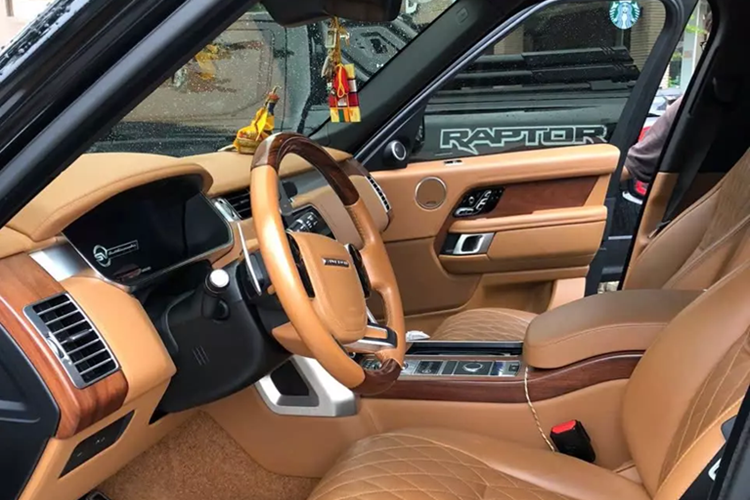 Với những người chơi xe, Range Rover SVAutobiography gần như là đỉnh cao của dòng xe SUV hạng sang đến từ thương hiệu Anh quốc này. Những chiếc xe Range Rover SVAutobiography được gói gọn trong 3 từ là đắt-nhanh-VIP.