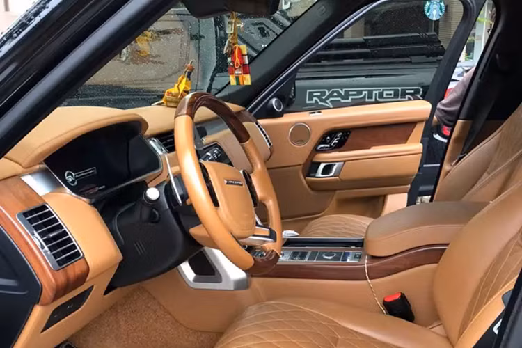 Với những người chơi xe, Range Rover SVAutobiography gần như là đỉnh cao của dòng xe SUV hạng sang đến từ thương hiệu Anh quốc này. Những chiếc xe Range Rover SVAutobiography được gói gọn trong 3 từ là đắt-nhanh-VIP.