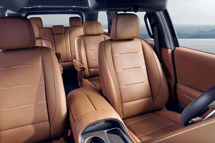 Xe được trang bị tính năng mới mang tên "Stay Mode" cho phép xe tiếp tục bật điều hòa và giải trí khi đỗ, mà không cần nổ máy, tương tự các mẫu xe điện. Đây là điểm cộng lớn cho nhu cầu nghỉ ngơi, cắm trại hoặc sử dụng xe như một không gian sống di động. Điểm nhấn đáng chú ý nhất trên Palisade 2026 là sự xuất hiện của hệ truyền động hybrid.