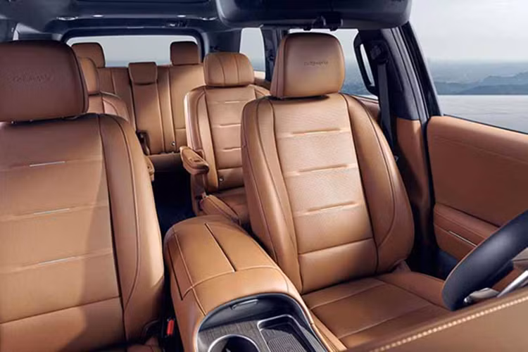 Xe được trang bị tính năng mới mang tên "Stay Mode" cho phép xe tiếp tục bật điều hòa và giải trí khi đỗ, mà không cần nổ máy, tương tự các mẫu xe điện. Đây là điểm cộng lớn cho nhu cầu nghỉ ngơi, cắm trại hoặc sử dụng xe như một không gian sống di động. Điểm nhấn đáng chú ý nhất trên Palisade 2026 là sự xuất hiện của hệ truyền động hybrid.