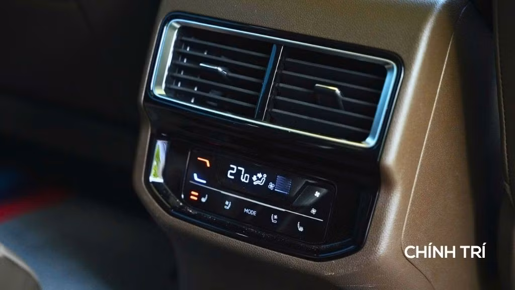 Volkswagen Viloran được trang bị hệ thống điều hòa phía sau độc lập, cho phép hành khách điều chỉnh nhiệt độ, quạt gió, và các chức năng làm mát hoặc sưởi ghế tùy ý. Điều này mang lại sự tiện nghi tối đa cho những người ngồi ở hàng ghế thứ hai và thứ ba. Bên cạnh đó, các cửa gió điều hòa cũng được tích hợp tại các vị trí cột chữ B và chữ C, đảm bảo luồng gió mát mẻ được phân bổ đồng đều, giữ cho không gian trong xe luôn thoải mái cho tất cả hành khách.