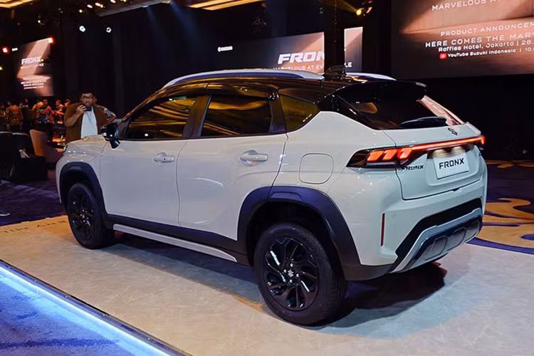 Như đã giới thiệu trước đó, Suzuki Fronx là mẫu SUV hạng A với thiết kế lai coupe khá phong cách. Trong đó, phần đầu xe được thiết kế theo phong cách hiện đại của Suzuki với hệ thống đèn nhiều tầng có chức năng riêng biệt.