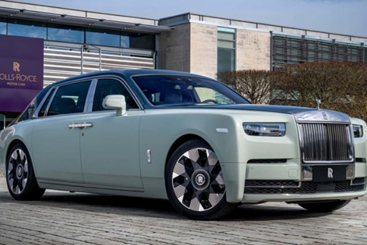 Năm 2024, Rolls-Royce bán ra tổng cộng 5.712 xe trên toàn cầu, con số cao thứ ba trong lịch sử của hãng, chỉ đứng sau thành tích của năm 2022 và 2023. Trong đó, hai dòng xe chủ lực là chiếc coupe điện Spectre và SUV Cullinan đều ghi nhận sức tiêu thụ mạnh.