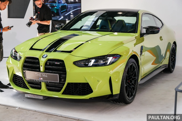 Phần mui xe được làm từ sợi carbon là trang bị tiêu chuẩn, không chỉ góp phần giảm trọng lượng tổng thể mà còn tôn lên chất thể thao đặc trưng của dòng M. Trong khi đó, phía sau xe có cụm đèn hậu dạng Laser, từng tạo dấu ấn trên phiên bản giới hạn M4 CSL được cung cấp dưới dạng tùy chọn, mang đến điểm nhấn thị giác độc đáo và hiện đại cho đuôi xe.