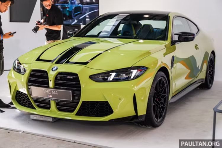 Phần mui xe được làm từ sợi carbon là trang bị tiêu chuẩn, không chỉ góp phần giảm trọng lượng tổng thể mà còn tôn lên chất thể thao đặc trưng của dòng M. Trong khi đó, phía sau xe có cụm đèn hậu dạng Laser, từng tạo dấu ấn trên phiên bản giới hạn M4 CSL được cung cấp dưới dạng tùy chọn, mang đến điểm nhấn thị giác độc đáo và hiện đại cho đuôi xe.