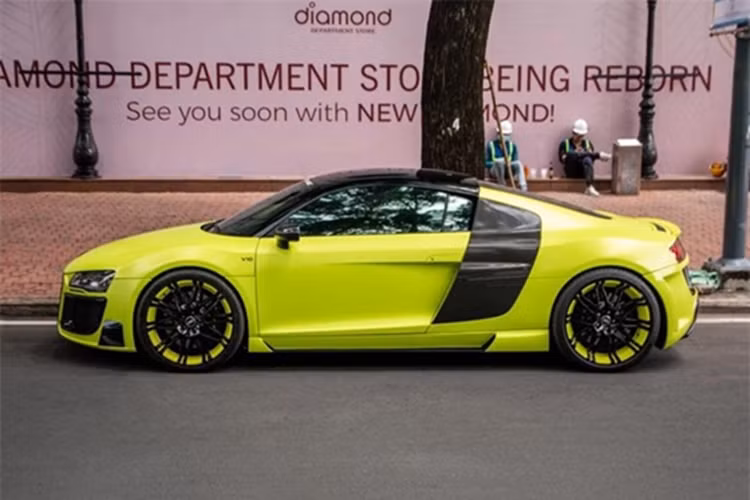 Kết hợp cùng hộp số 7 cấp, động cơ cho phép siêu xe Audi R8 có thể tăng tốc từ vị trí xuất phát lên 100 km/h chỉ trong vòng 4,6 giây trước khi đạt vận tốc tối đa 301 km/h. Chiếc xe này được nâng cấp hệ thống ống xả của hãng Akrapovic.