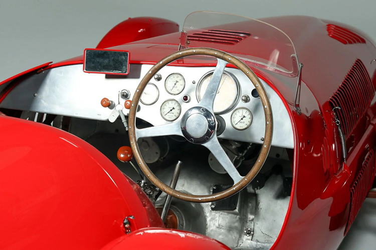 Sau khi mua lại, Clark cho phục chế chiếc Ferrari theo tiêu chuẩn cao cấp nhất, bảo tồn gần như tuyệt đối các thành phần nguyên bản như động cơ V12, hộp số, khung gầm và thân xe. Chiếc xe cũng đi kèm chứng nhận xác thực từ hãng, khẳng định đây là một trong những mẫu Ferrari đầu tiên được sản xuất.