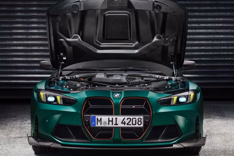 Dưới nắp ca-pô của BMW M4 Competition Coupe G82 là khối động cơ S58 3.0L I6 tăng áp kép, cho công suất 530 mã lực và mô-men xoắn 650 Nm. Đây là mức công suất cao hơn 20 mã lực so với bản M4 Competition dẫn động cầu sau – một điểm đặc quyền của bản xDrive AWD