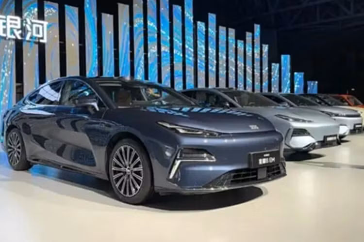 Tại buổi họp báo ra mắt, Feng Junyi - Tổng Giám đốc Công ty Kinh doanh Xe Geely - cho biết tính đến ngày 30/4/2025, doanh số cộng dồn của thương hiệu Galaxy đã vượt 930.000 chiếc và dự kiến sẽ đạt mốc 1 triệu chiếc trong tháng 5 này. Với thành tích đó, Galaxy sẽ trở thành thương hiệu năng lượng mới đạt mốc 1 triệu xe nhanh nhất.