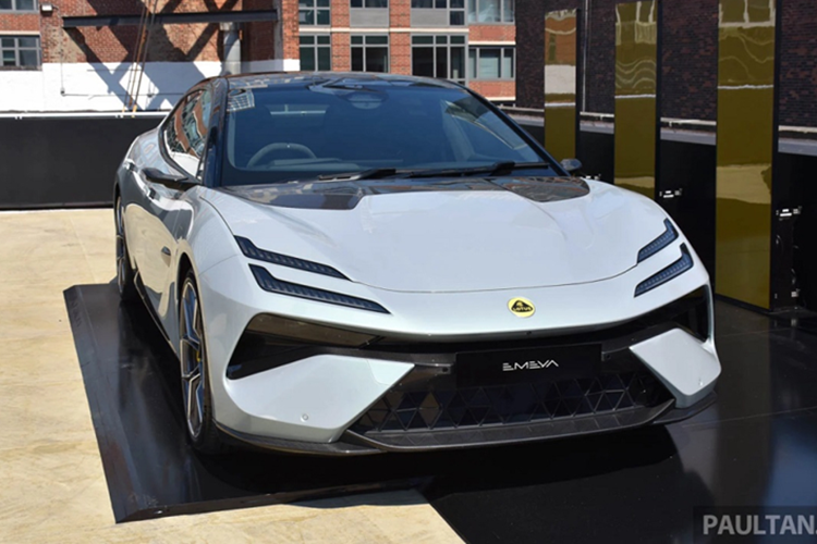 Buổi ra mắt do Thiếu tướng - Khalil Ibrahim Al Mansouri chủ trì, cùng với các quan chức cấp cao của cảnh sát và đại diện Lotus - ông Ramzi Al Atat.