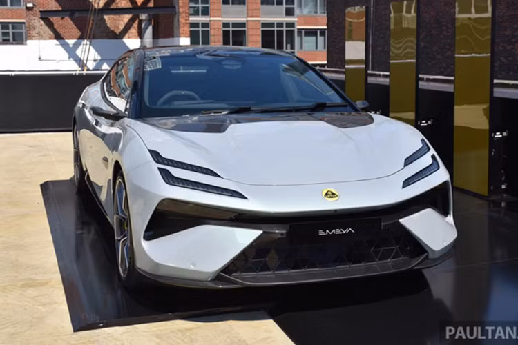 Buổi ra mắt do Thiếu tướng - Khalil Ibrahim Al Mansouri chủ trì, cùng với các quan chức cấp cao của cảnh sát và đại diện Lotus - ông Ramzi Al Atat.