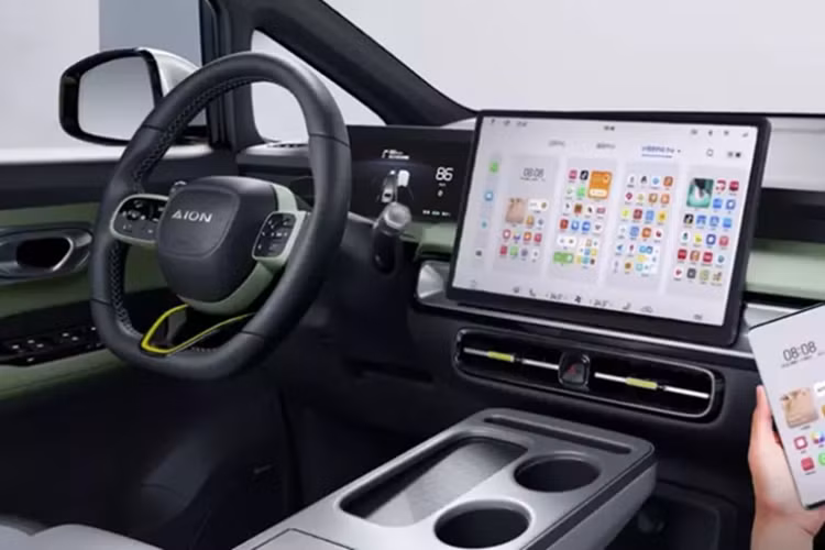 Dưới nắp ca-pô, xe được trang bị một mô-tơ điện với hai mức công suất là 100 kW (khoảng 136 mã lực) và 150 kW (2024 mã lực), đáp ứng nhu cầu sử dụng hàng ngày.