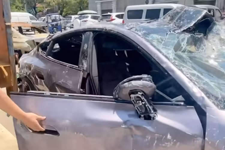 Tuy nhiên theo dữ liệu do Mạng lưới chất lượng ôtô Trung Quốc công bố – nền tảng thuộc sự quản lý của Cục giám sát thị trường Trung Quốc – Xiaomi SU7 là mẫu xe bị người dùng khiếu nại nhiều nhất trong quý I/2025. Với tổng cộng 239 điểm phạt, SU7 trở thành cái tên “đội sổ” trong danh sách gồm 29 mẫu sedan điện từ các thương hiệu trong nước.