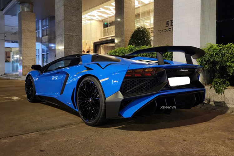 Lamborghini Aventador SV Roadster được trang bị động cơ V12 hút khí tự nhiên dung tích 6.5L, cho công suất 740 mã lực và mô-men xoắn cực đại 690 Nm.