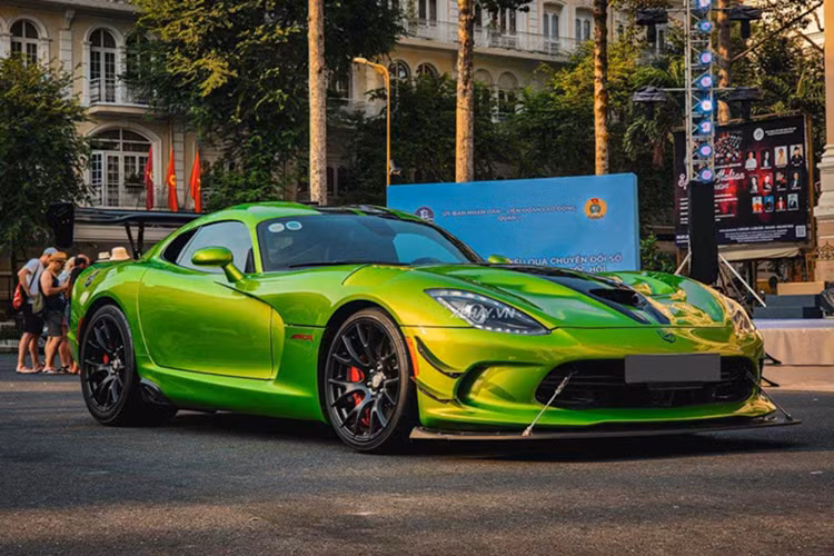 Riêng gói trang bị này đã có giá 6.900 USD (tương đương 171 triệu đồng, theo tỷ giá hiện tại). Bên cạnh màu sơn rắn xanh, ngoại thất của xe còn gây ấn tượng bởi họa tiết da rắn chạy dọc chính giữa xe, từ đầu tới đuôi. Xen kẽ vào đó là những chi tiết làm bằng sợi carbon như khe gió trên nắp ca-pô và cánh gió ở hai bên đầu xe.