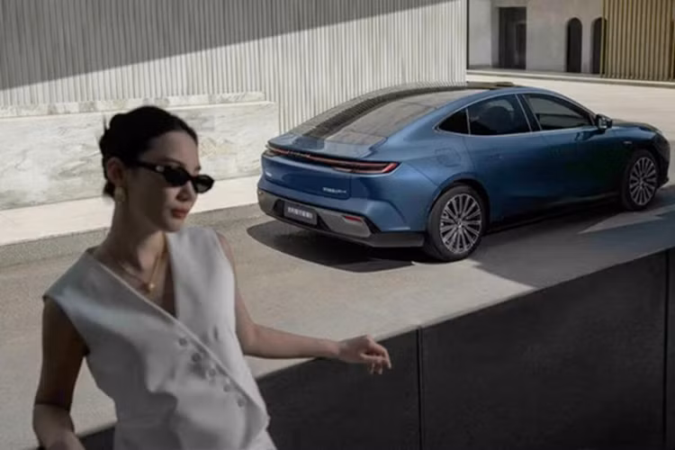 Đồng thời, hãng cũng tích hợp LEVC vào Galaxy để mẫu xe này trở thành dòng MPV cao cấp của thương hiệu. Thông tin công khai về Yao Fei khá ít, nhưng theo một số nguồn, ông từng làm việc tại Great Wall Motor (GWM), giữ chức Giám đốc Truyền thông Tiếp thị cho thương hiệu Ora, trước khi chuyển sang Chery.