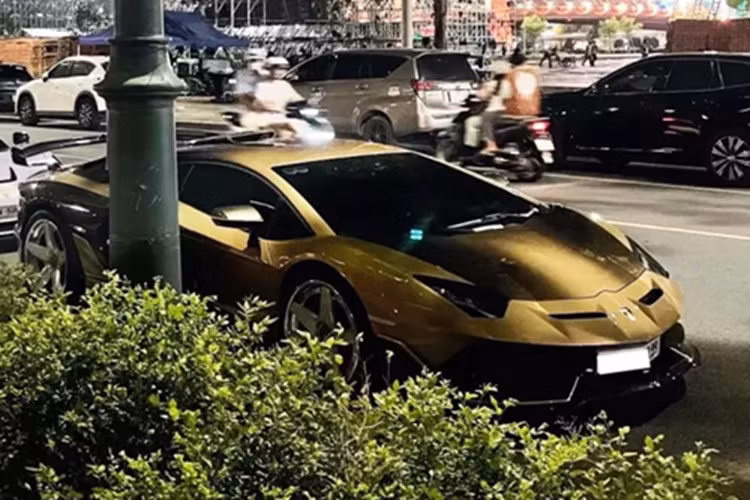 Chiếc siêu xe Lamborghini với ngoại hình bản giới hạn Aventador SVJ của 1 người chơi xe tại miền Tây không có nâng cấp nào ở động cơ. "Trái tim" của xe Lamborghini Aventador LP700-4 sử dụng động cơ V12, dung tích 6.5 lít, sản sinh công suất tối đa 700 mã lực và mô-men xoắn cực đại 690 Nm.