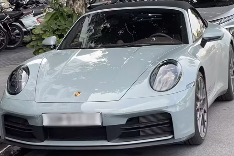 Chiếc xe Porsche 911 Cabriolet của doanh nhân Hà Nội có màu xám rất đẹp mắt, anh không chọn thêm các sọc kép màu đen tạo điểm nhấn, mà thay vào đó chọn mui mềm màu đen, tăng sự đẳng cấp, vì ở nước ta, Porsche 911 mui trần không nhiều, mà khách giải quyết tình trạng nóng như lò hầm bằng cửa sổ trời, tùy chọn có giá trên 200 triệu đồng.