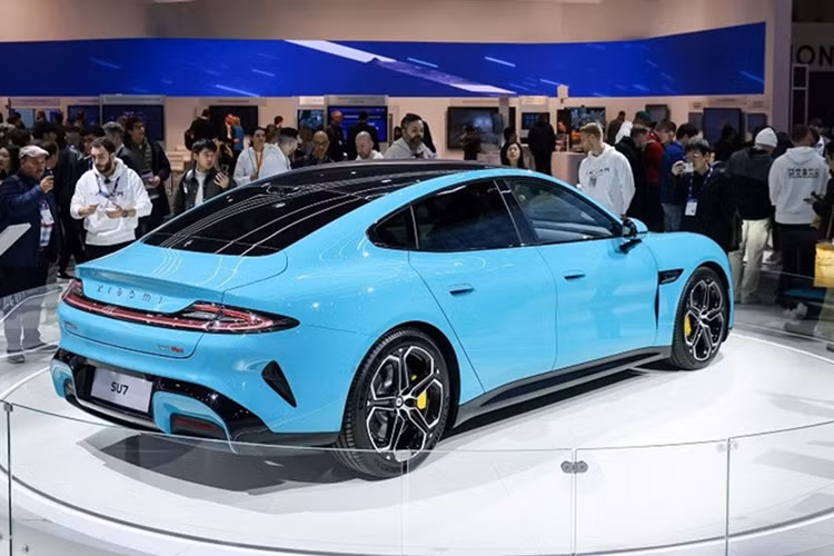 Mẫu YU7 dự kiến có giá khởi điểm 245.900 nhân dân tệ (887,33 triệu VNĐ), cạnh tranh trực tiếp với Tesla Model Y mới.Xiaomi cũng xác nhận kế hoạch mở rộng công suất nhà máy nhằm đáp ứng nhu cầu thị trường đang gia tăng nhanh chóng.